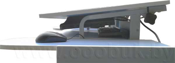 При закрытой крышке с монитором толщиной 55мм обеспечивается гарантированный зазор 20мм